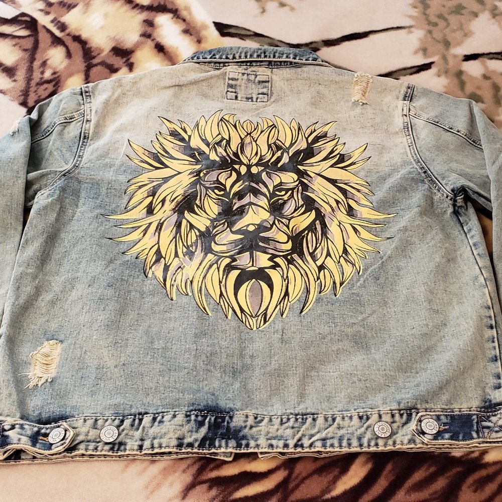 Victorious Men's Distressed Lion Long Print Sleeve Denim Jean Jacket XL NWT